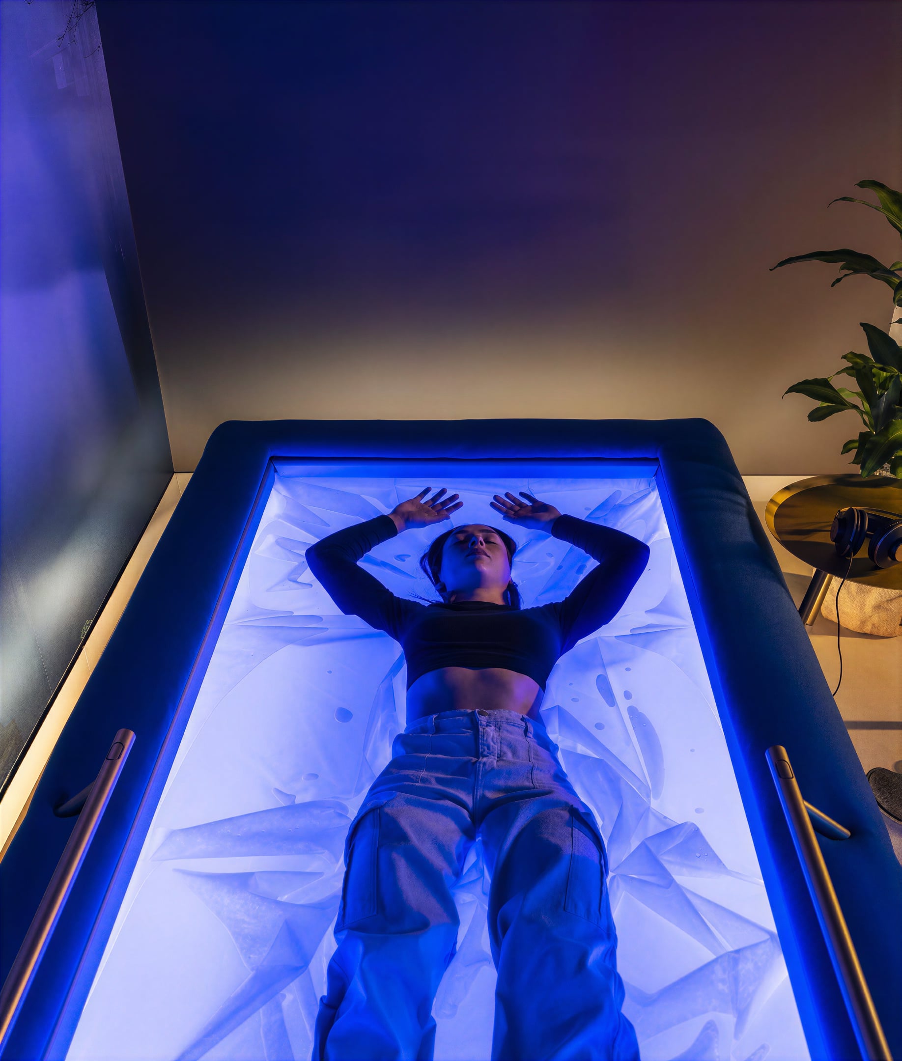 En person hviler i en blålyst floatationspod