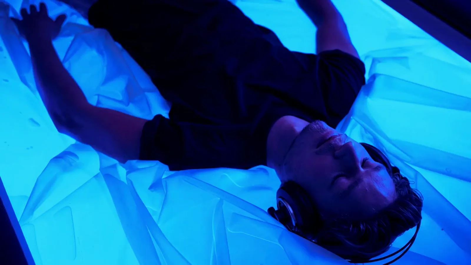 Kvinde der hviler vægtløst på en Driifloat tør floatation-seng